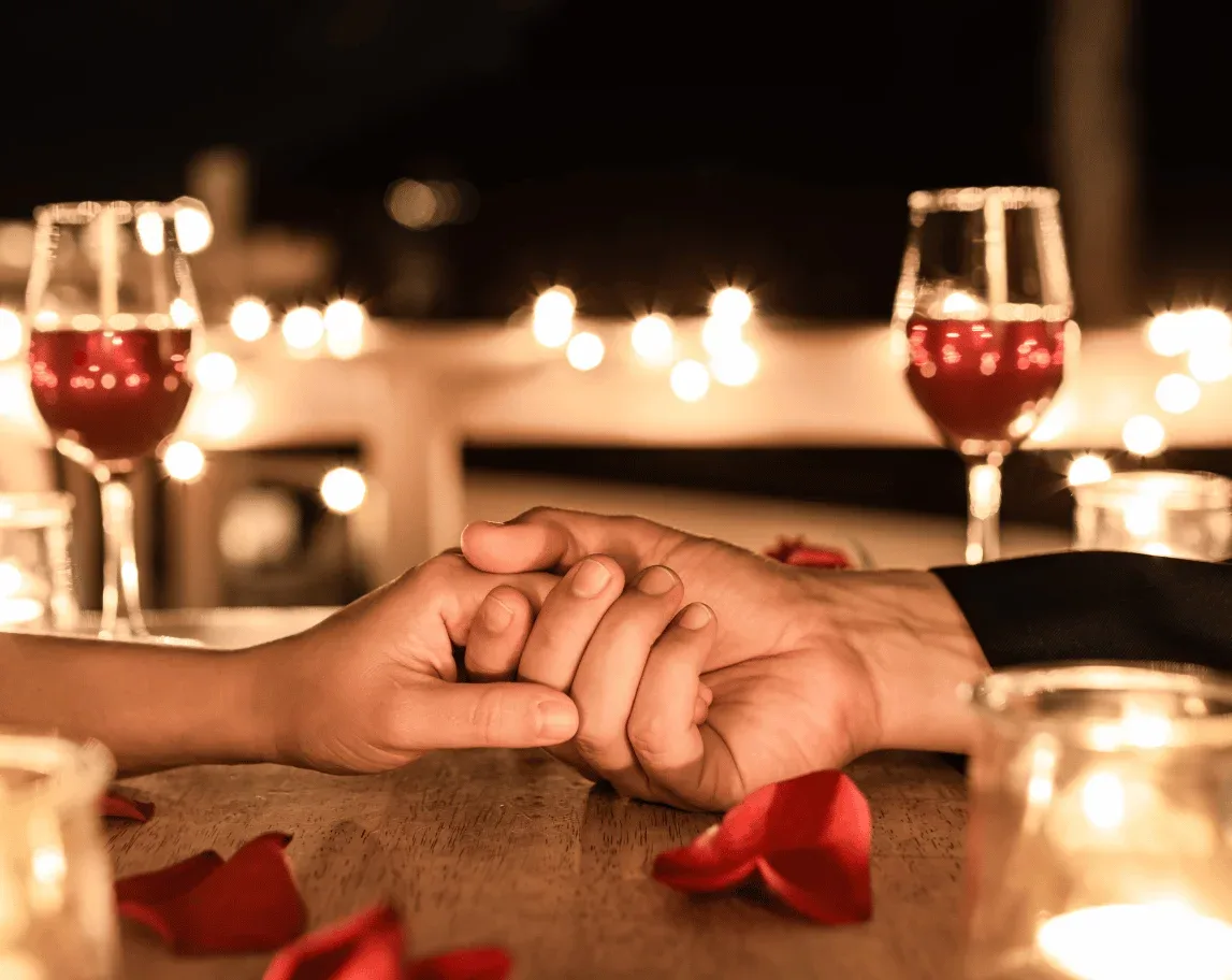 Casal comemorando seu aniversario de casamento em um iate privado em Miami