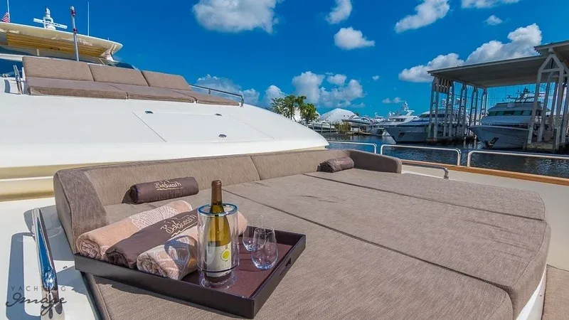 Interior de iate de luxo para jantar de colecionadores na Art Basel Miami