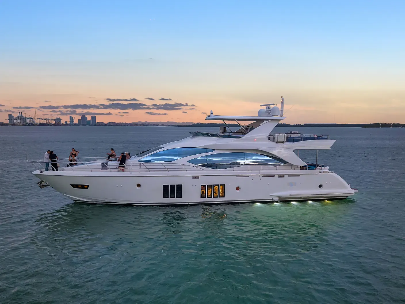 Azimut 88 FT Yachtcharter Miami