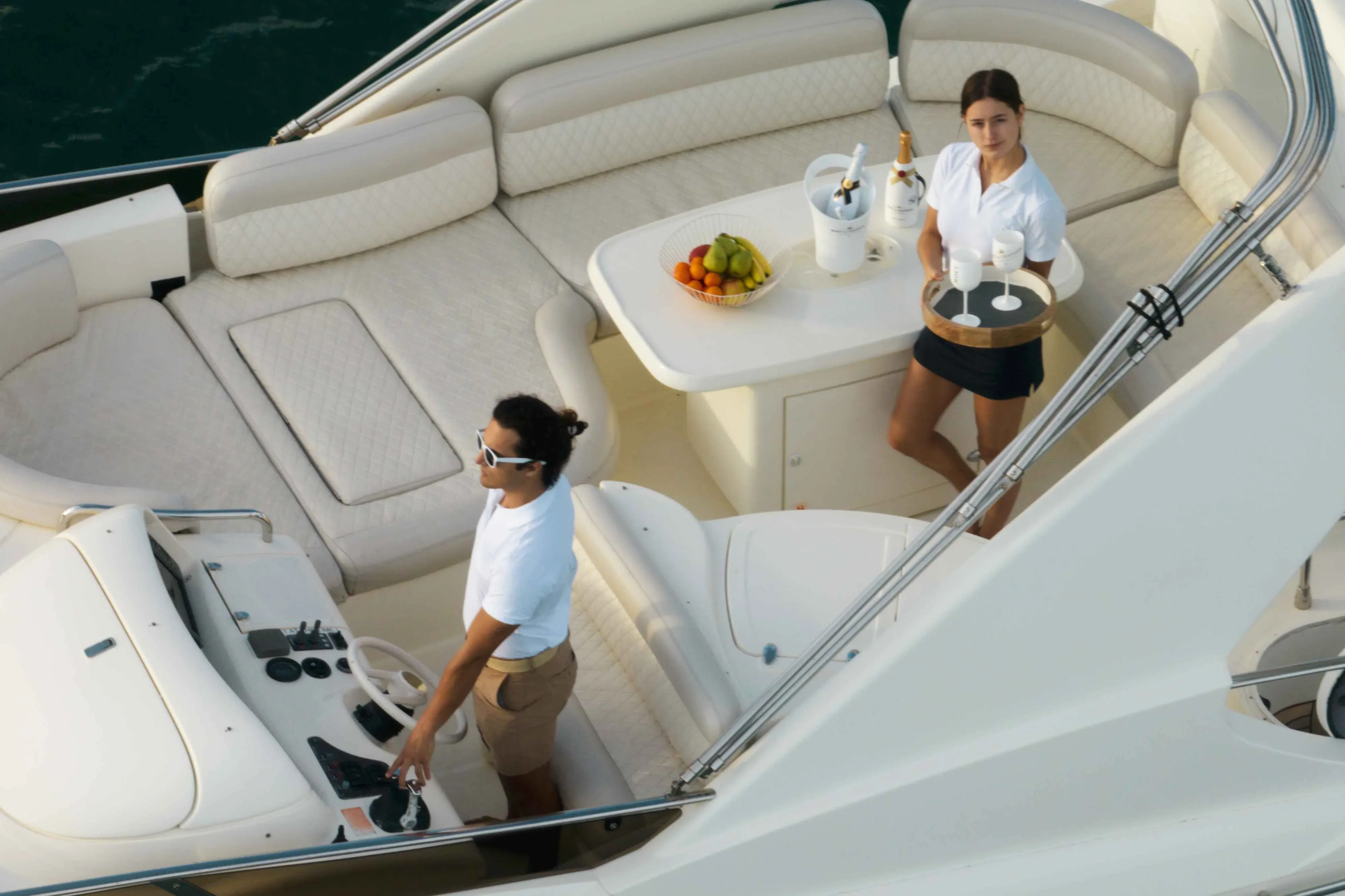 Сервис класса люкс включён в каждый чартер Crown Yachts Miami