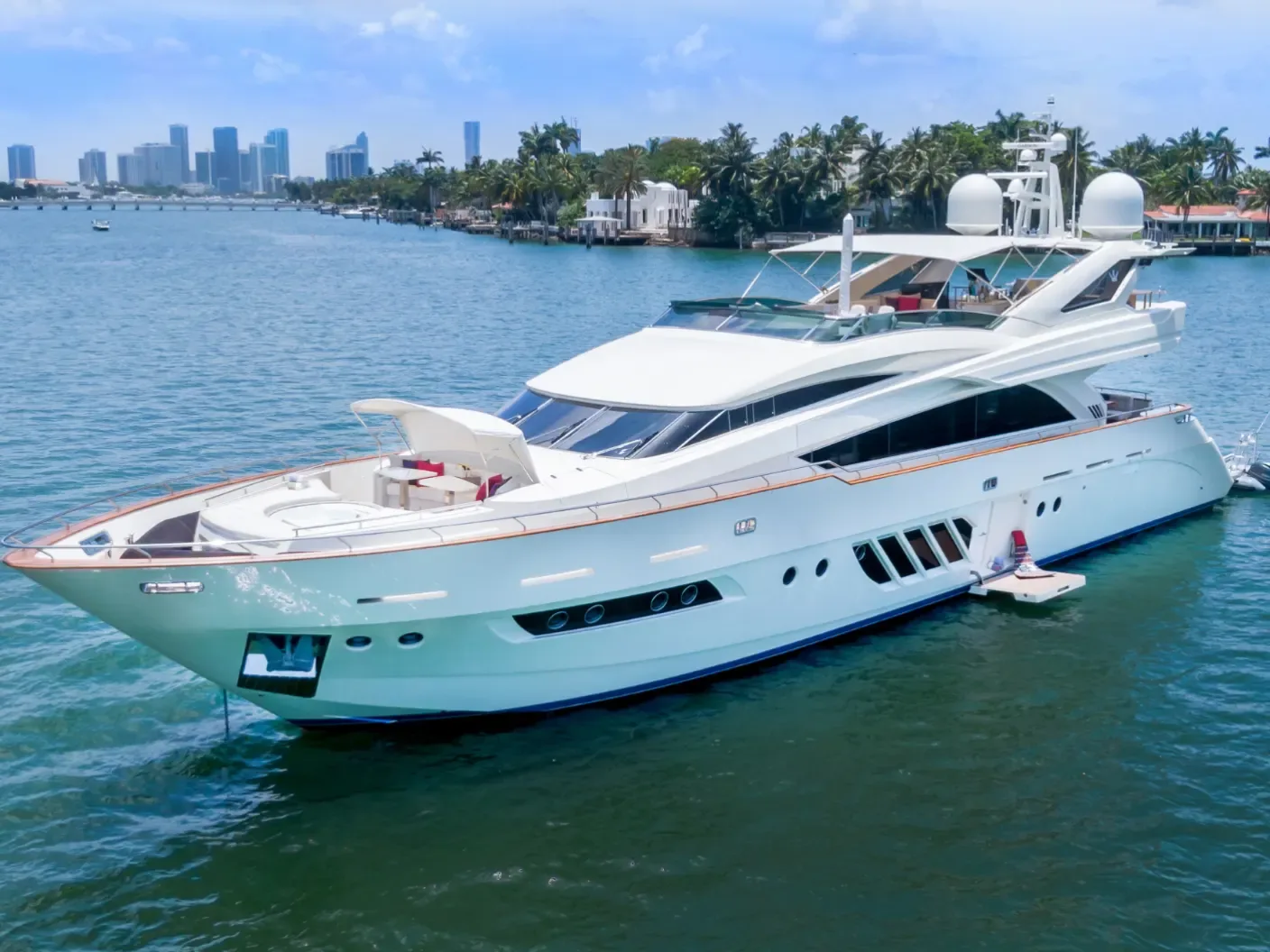 Dominator 105 FT Alquiler de Yate Miami