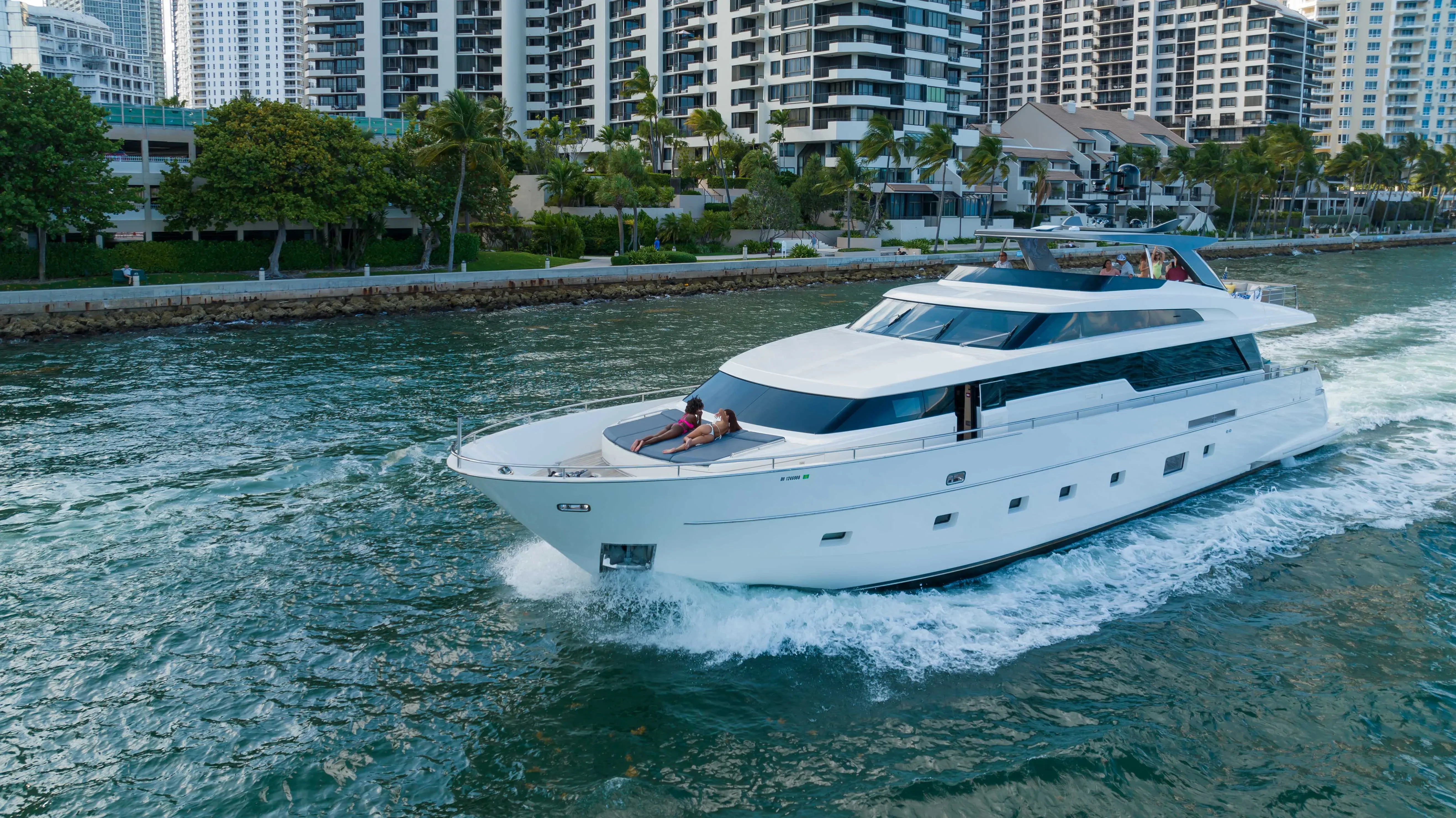 Aluguel de iate de luxo em Miami na Baia de Biscayne com tripulacao completa e servico de concierge