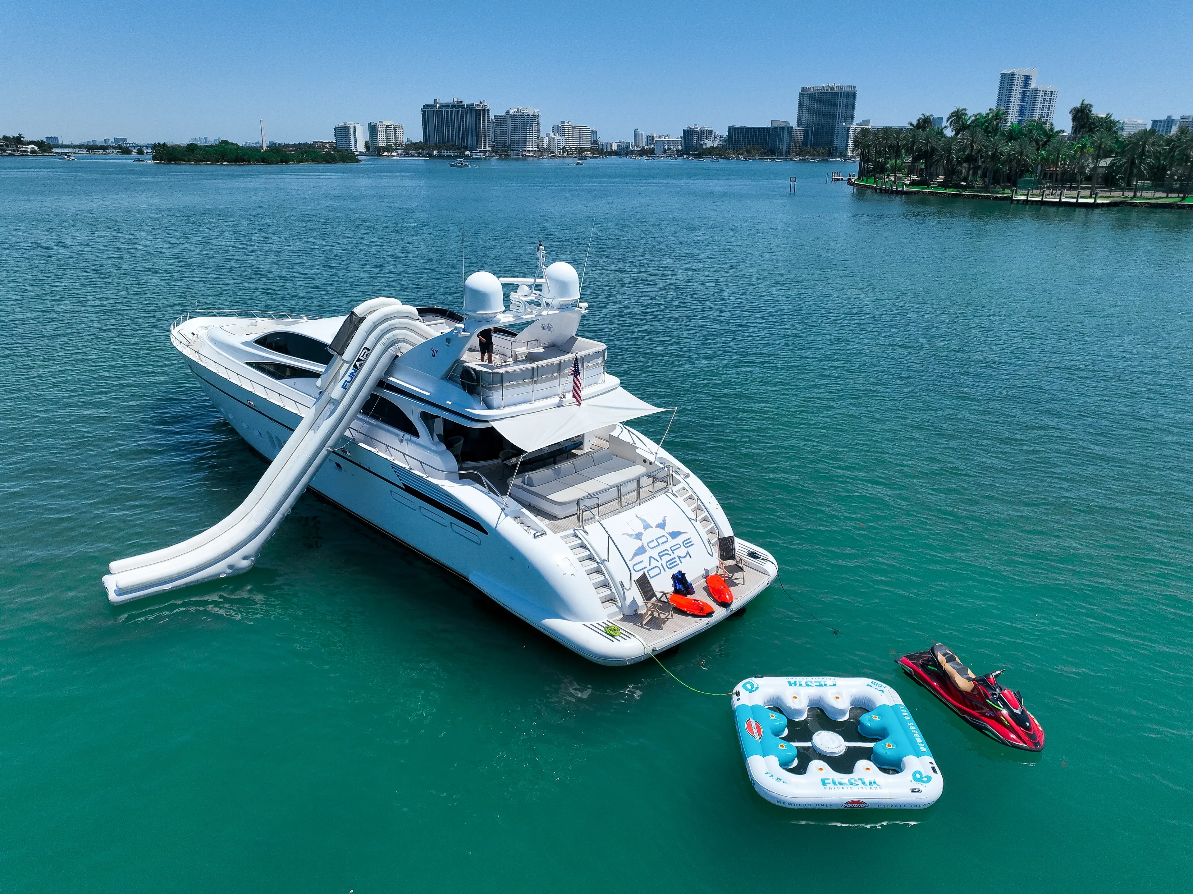 Aluguel de iate de luxo em Miami - charter de supiate na Baia de Biscayne