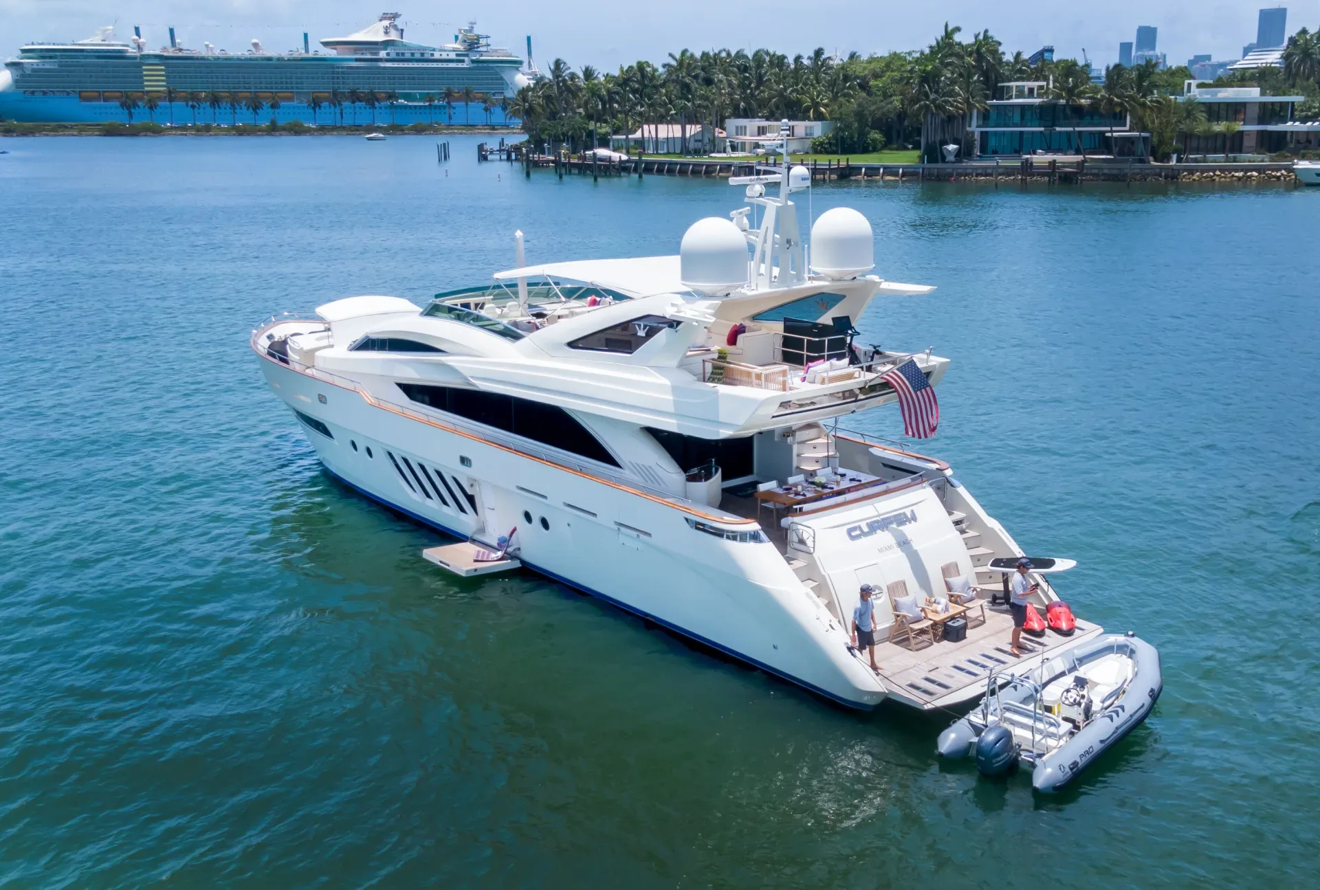 Aluguel de mega iate Miami frota de superyates de 24 a 35 metros Crown Yachts