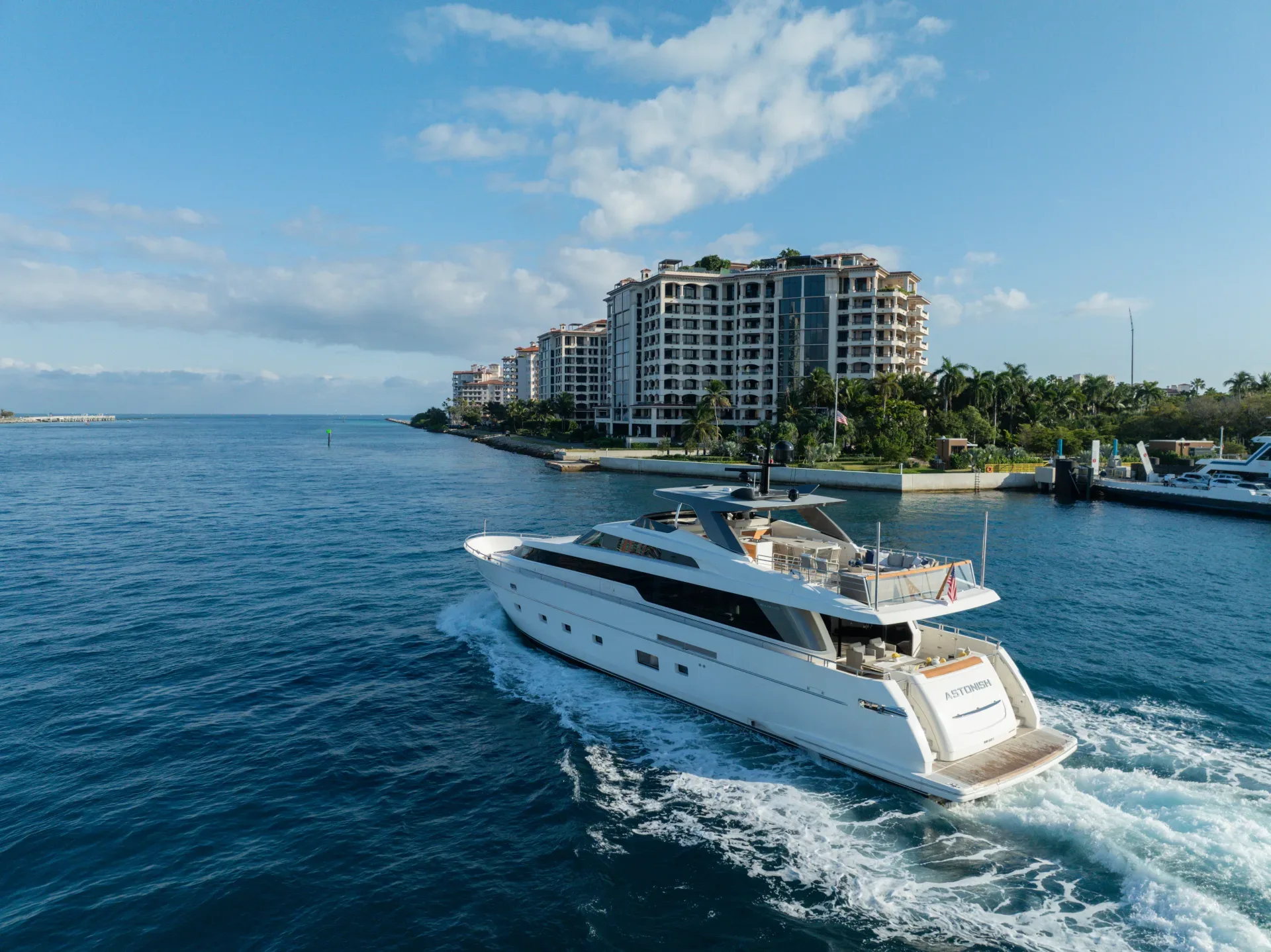 Aluguel de mega iate Miami — superyates de 24 a 35 metros na Baia de Biscayne