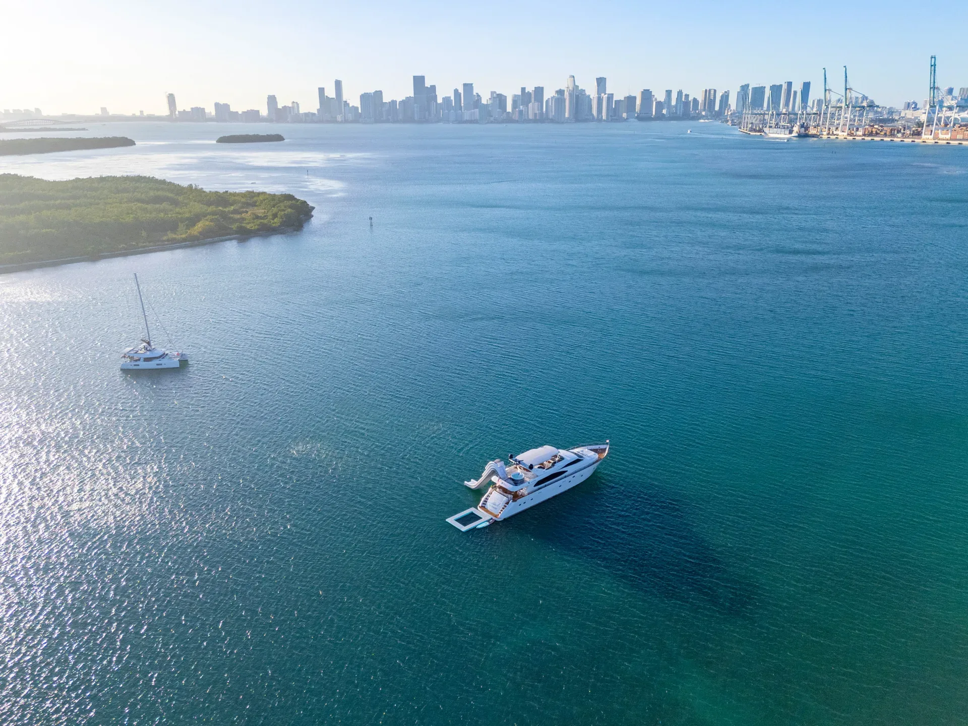 Charter de mega iate Miami Star Island Government Cut Baia de Biscayne