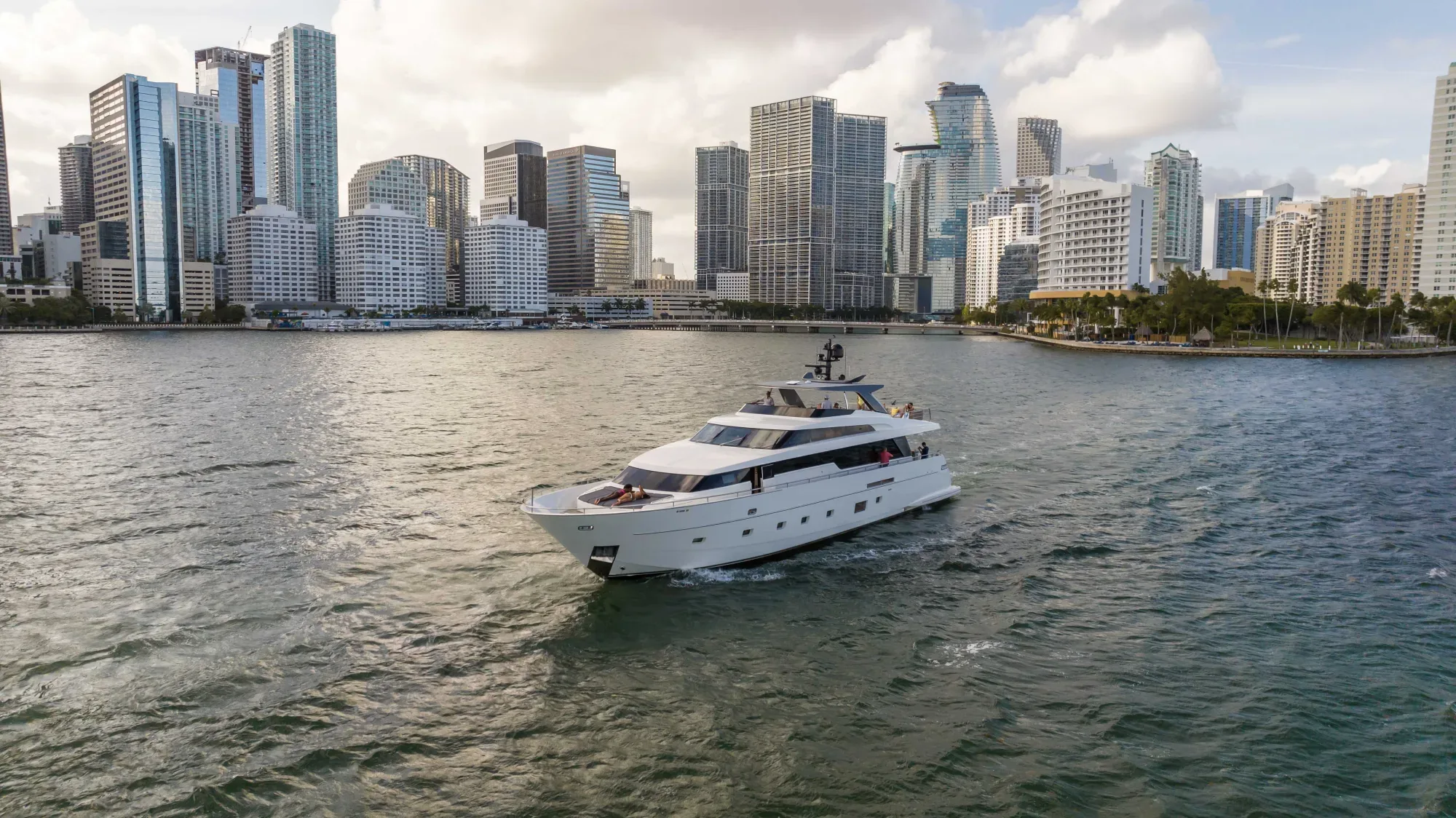 Cruzeiro pelo skyline de Miami em iate privado ao pôr do sol na Baía de Biscayne