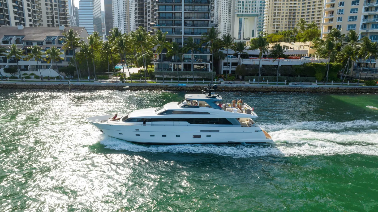 Cruzeiro pelo skyline de Miami em fretamento de iate privado fundeado no meio da baía em Biscayne Bay