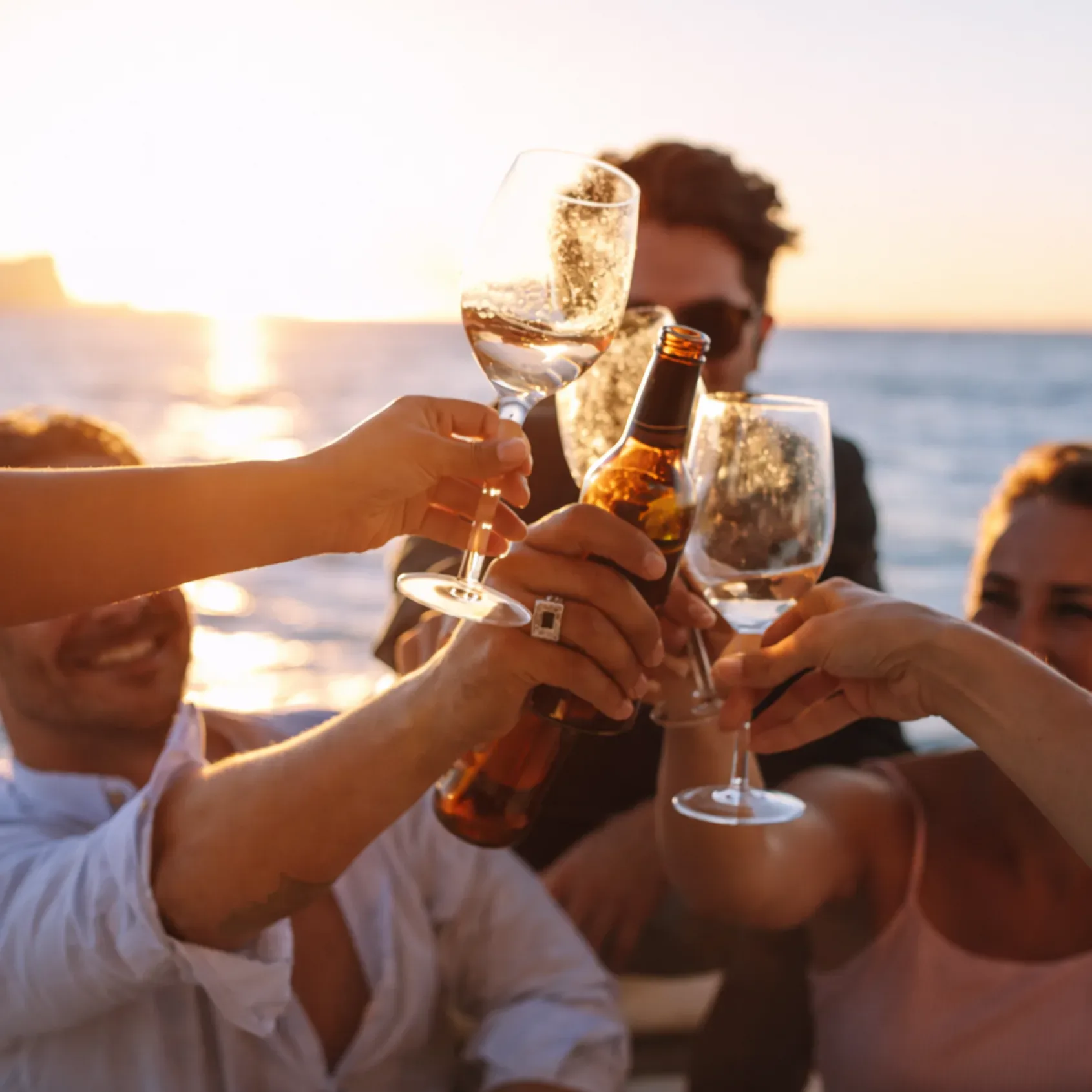 Тост на закате на яхте в Майами