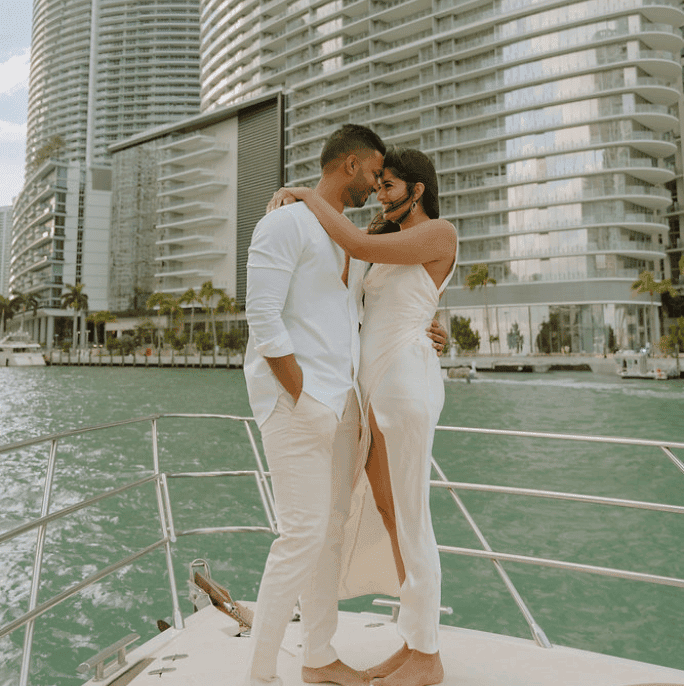 Casal abraçado na proa do iate em Miami