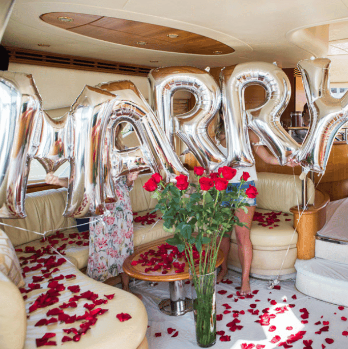 Interior do iate decorado com balões e rosas