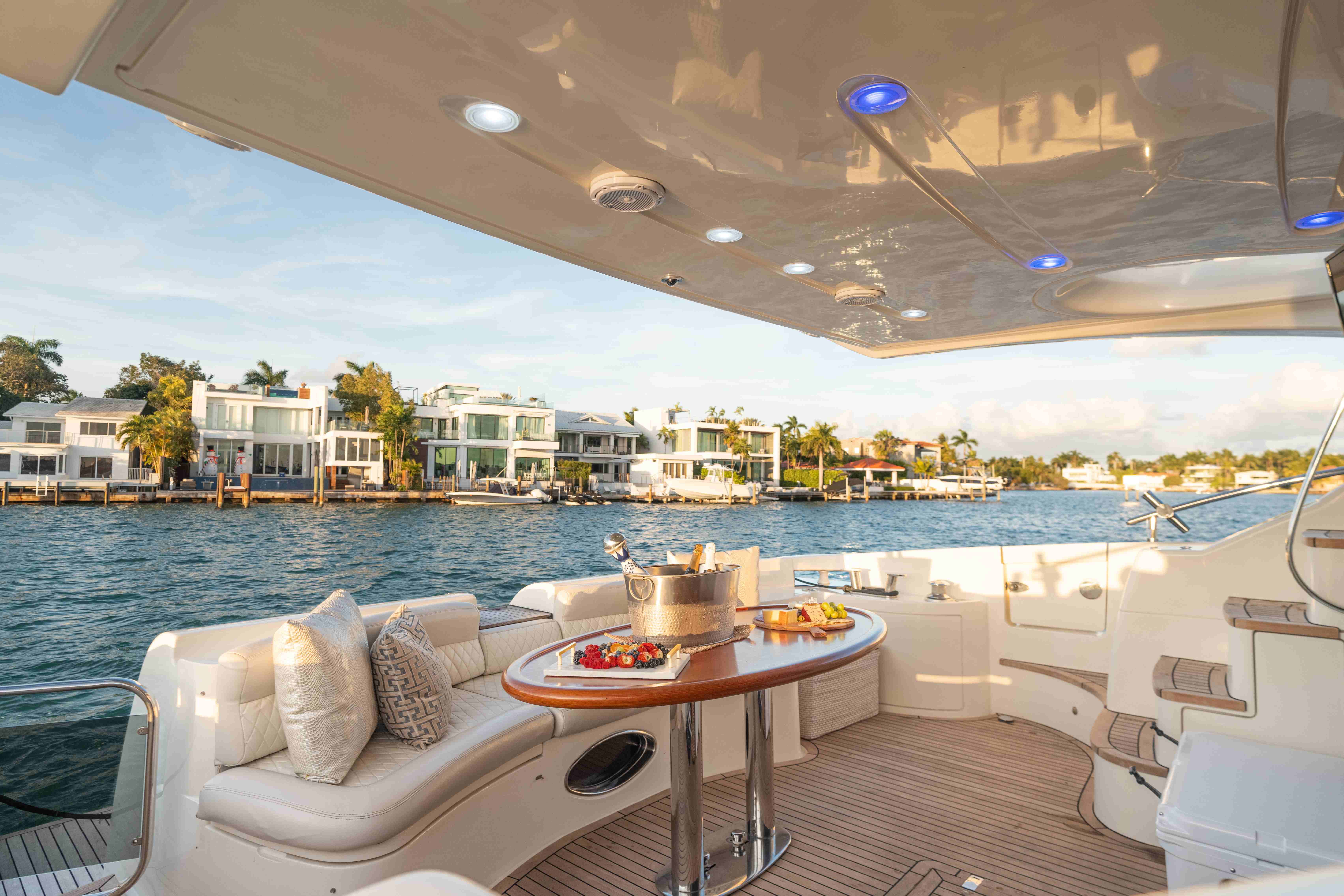 Charter de iate ao amanhecer em Miami, champanhe no deck na hora dourada