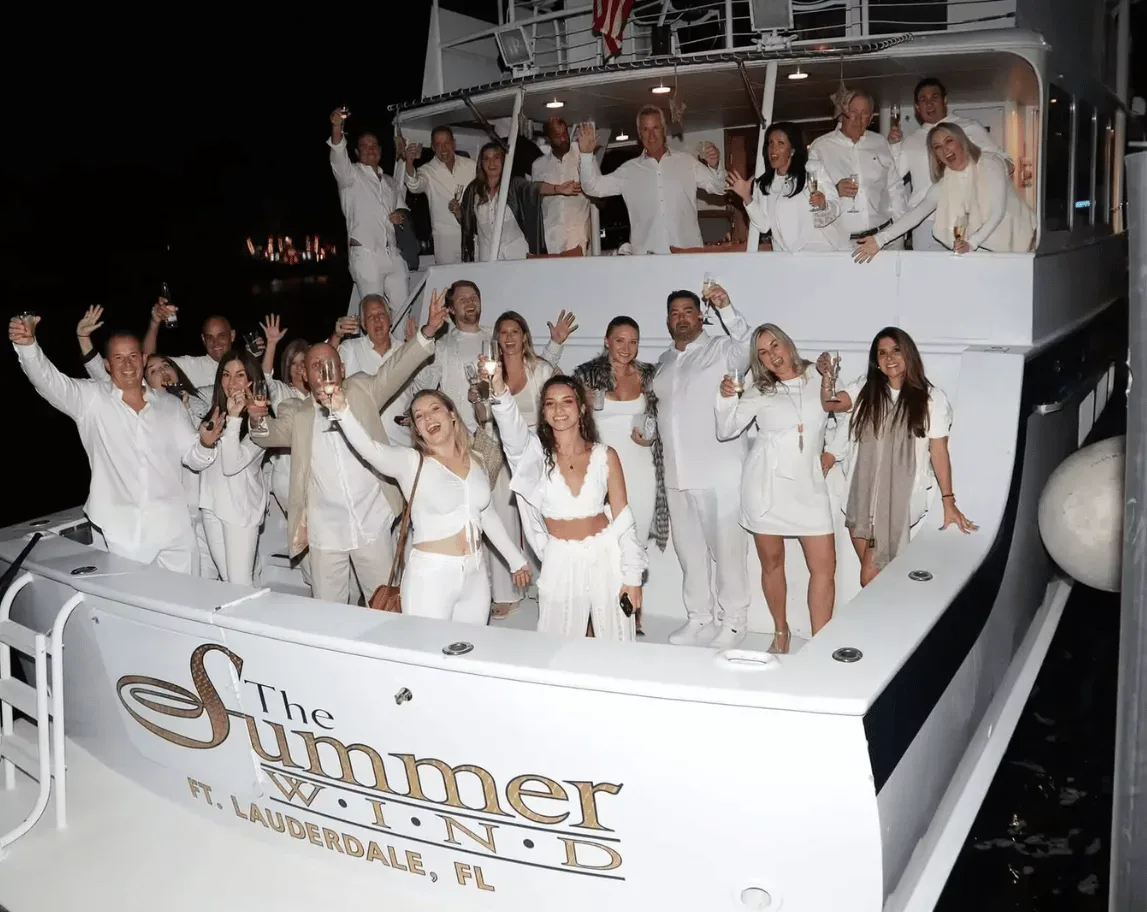 Barco de festa para 20 pessoas em Miami, grande grupo no convés
