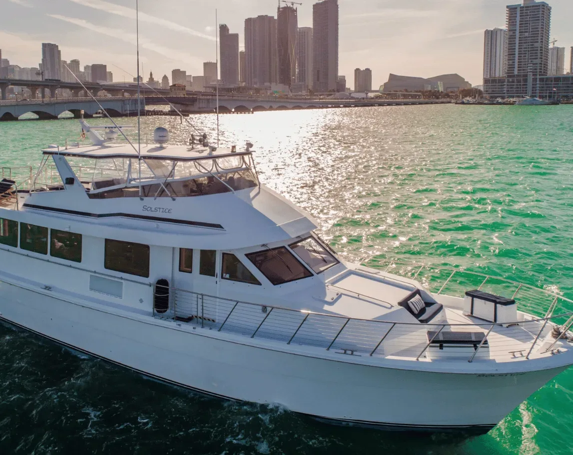 Embarcacao comercial para aluguel de iate grande para 20 pessoas em Miami com o skyline