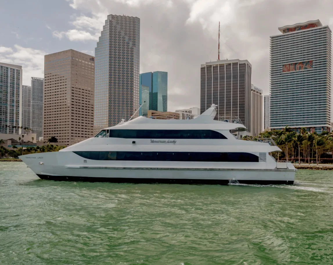 Embarcacao comercial para aluguel de iate grande para 20 pessoas em Miami na Baia Biscayne