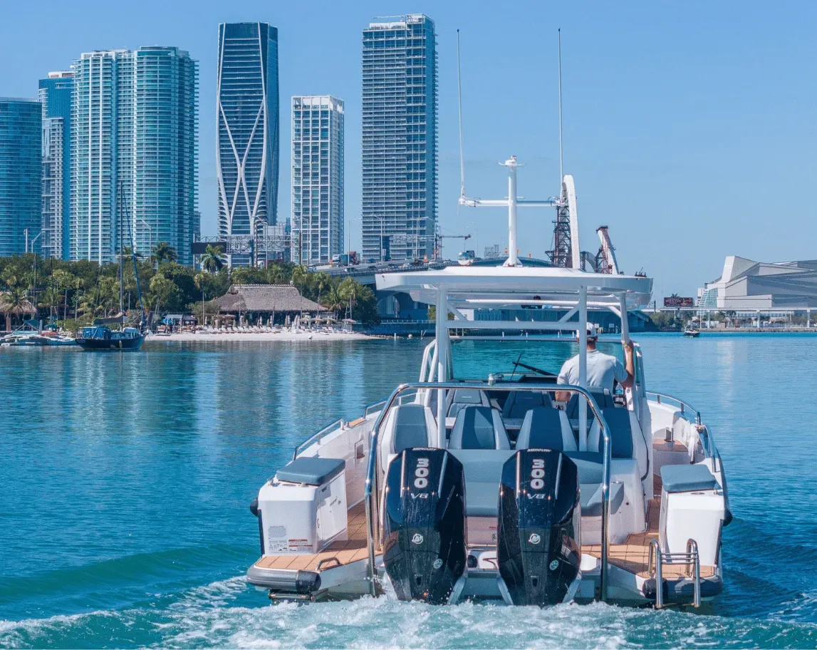 Passeio privativo de barco em Miami Beach - South Beach, tour de iate na hora dourada